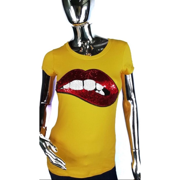 Tops - T shirt with lips application